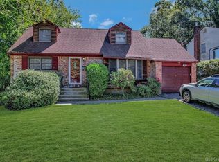9 Hill Dr, Oyster Bay, NY 11771