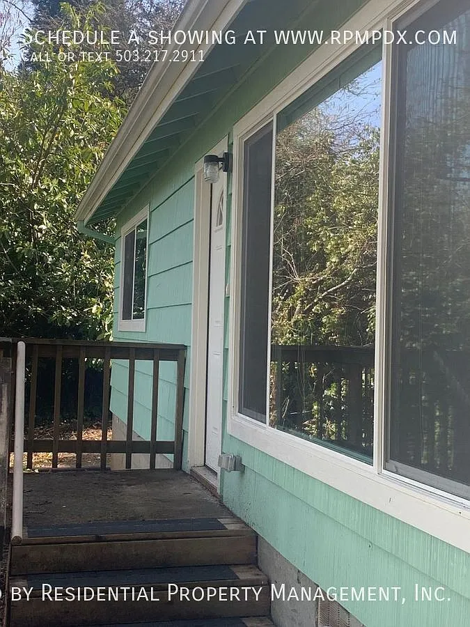Light and Bright Bungalo between Multnomah Village and Hillsdale! — Photo 2
