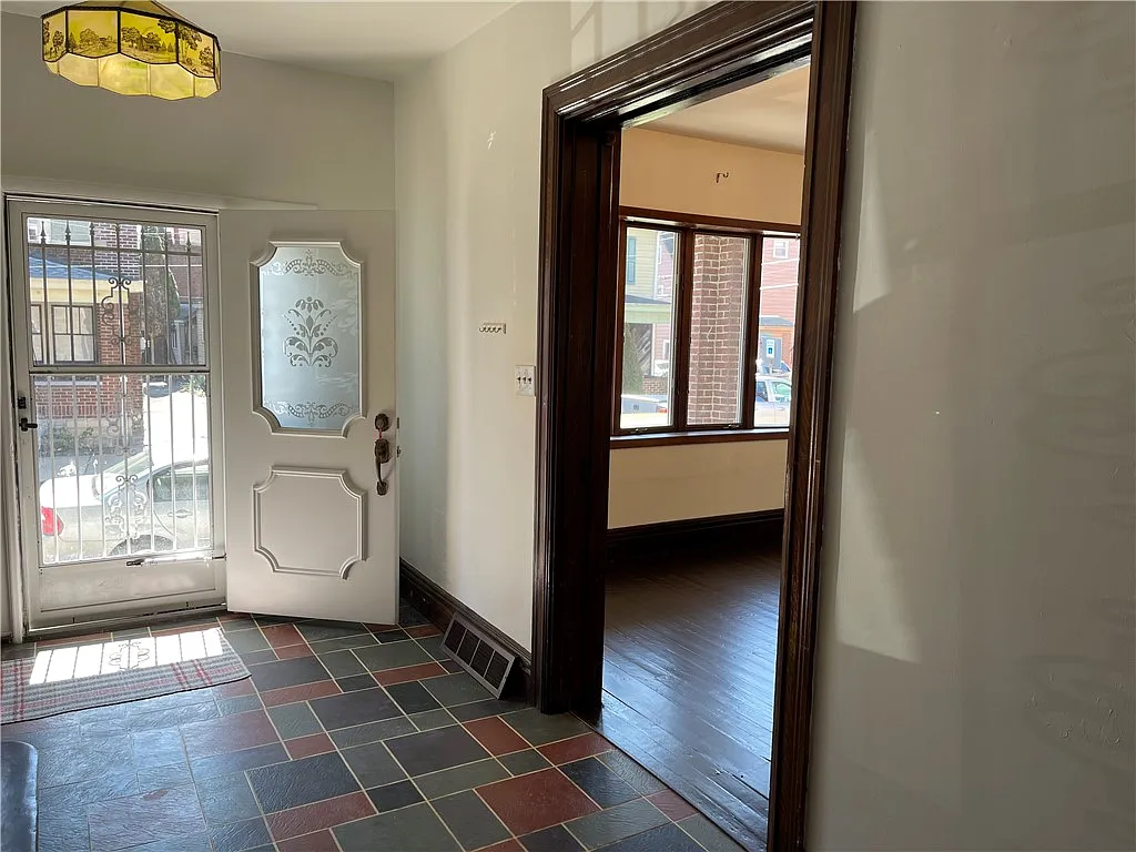 3 bed, 2.5 bath, 2040 sqft, $2,400 — Photo 2