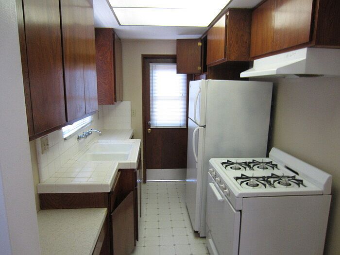 2nd image of 230 Loma Ave
