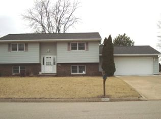 1042 Woodbine Cir W, Galesburg, IL 61401