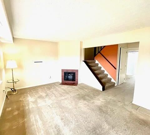 3rd image of 20 Woodside Ct