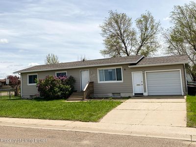 276 5th St SE, Dickinson, ND, 58601