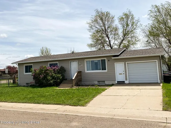 276 5th St SE, Dickinson, ND 58601