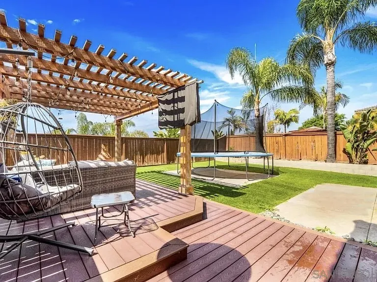 1729 Mendota St — Photo 13