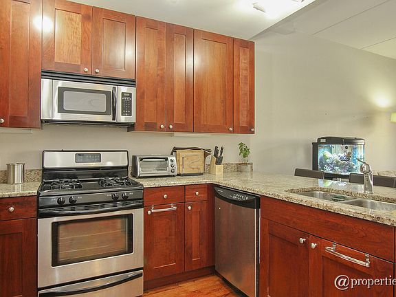 3rd image of 657 W Fulton St Unit 310