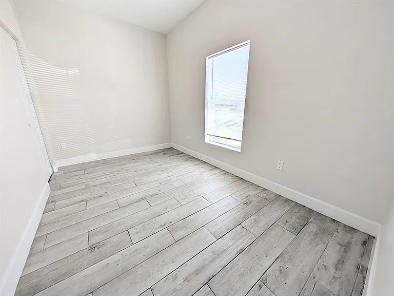 1562 W 26th Ct — Photo 10