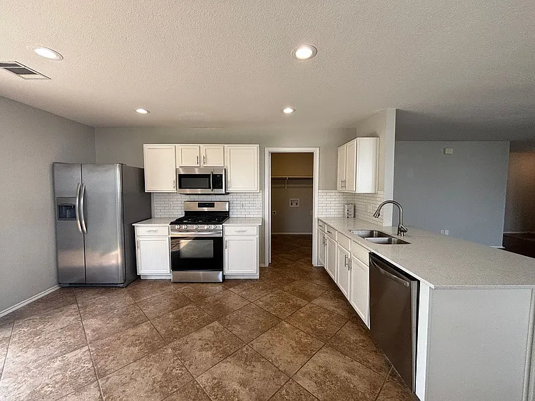 800 Riverway Ln — Photo 28