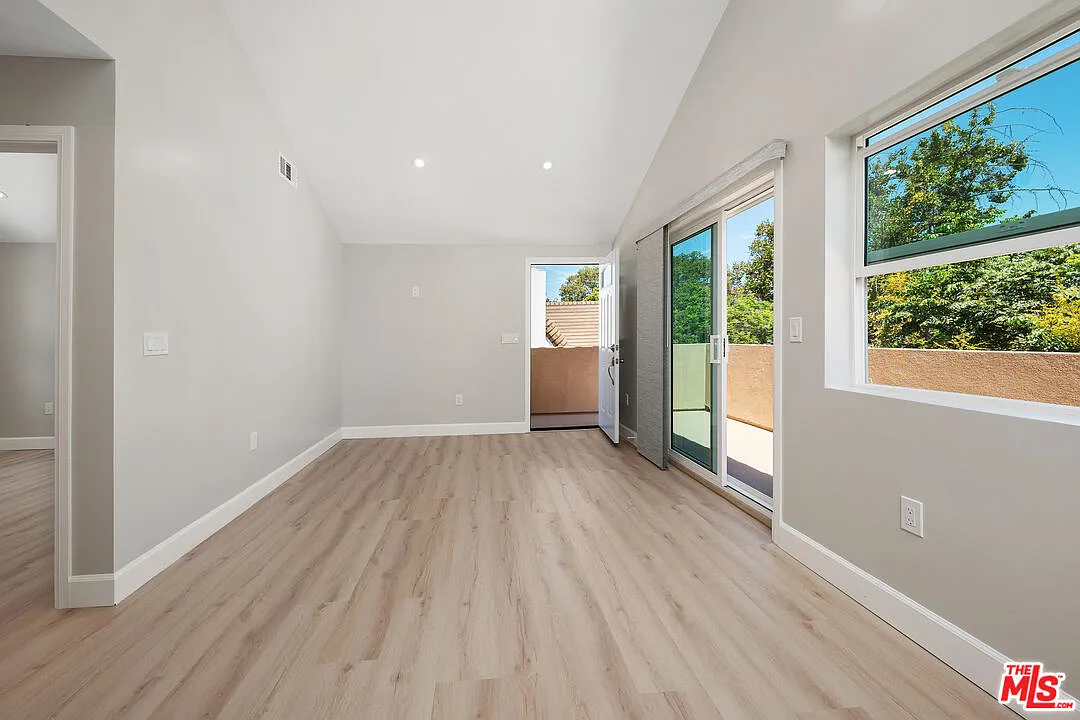 2 bed, 2.0 bath, 800 sqft, $4,450 — Photo 4