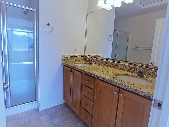 Master bedroom with two sinks (his & her)