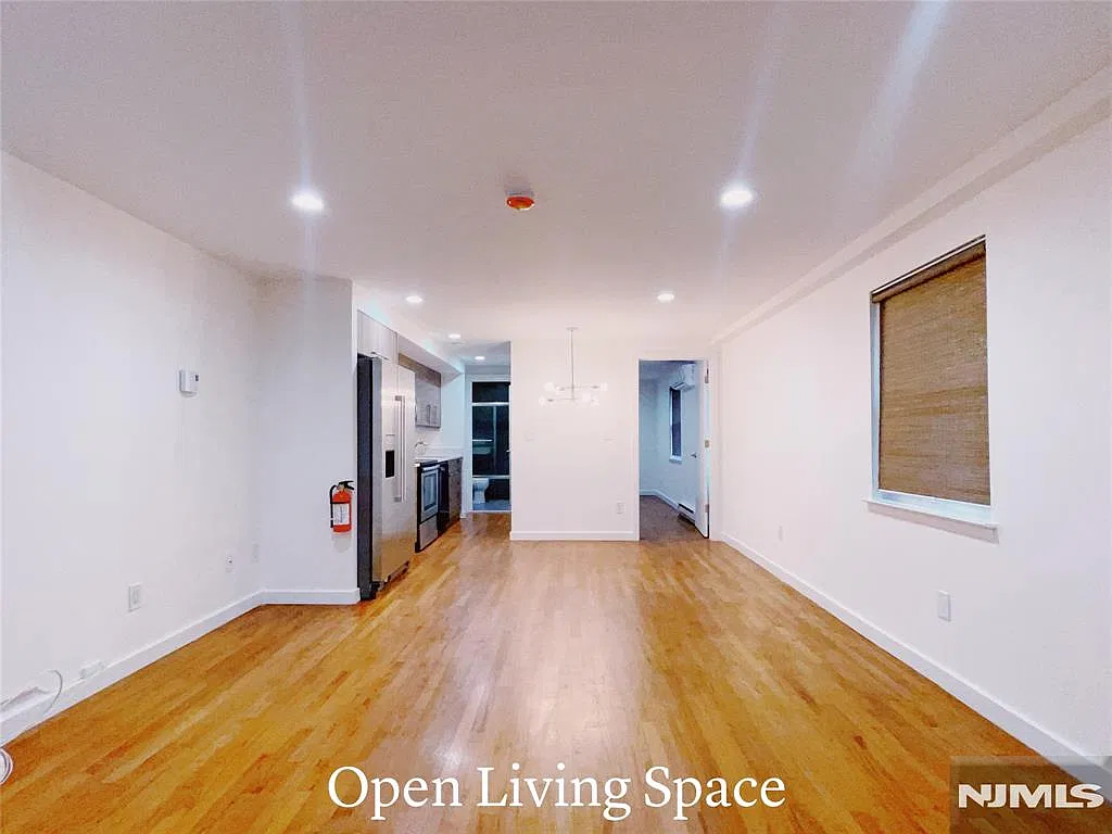 1 bed, 1.0 bath, $2,085 — Photo 1