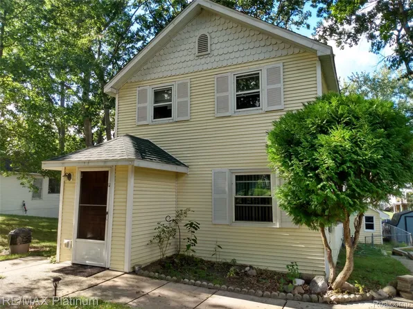 10183 Skeman Rd, Brighton, MI 48114