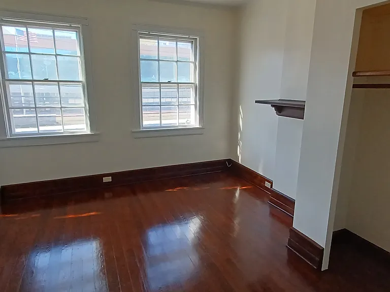 260 Bond St — Photo 14