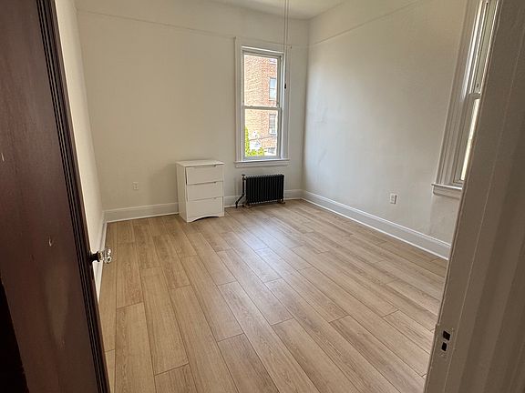 4th image of 2830 43rd St #2