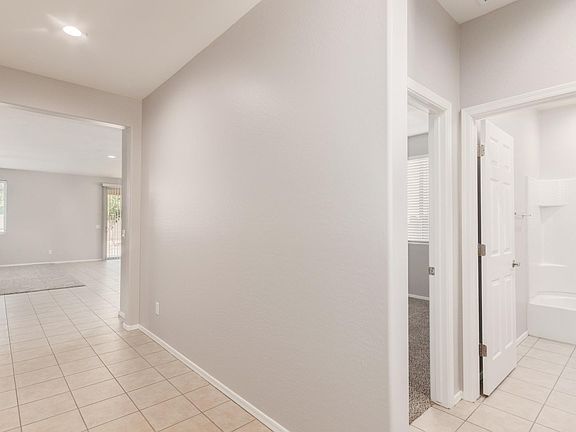 4th image of 2856 E Meadowview Dr