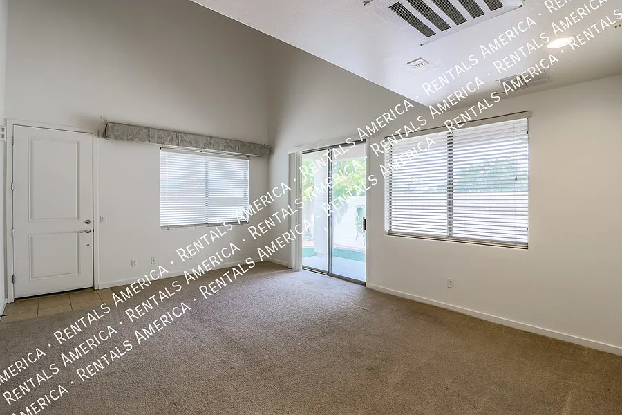 Large 3 Bedroom Mesa Townhome With Loft & Garage — Photo 4
