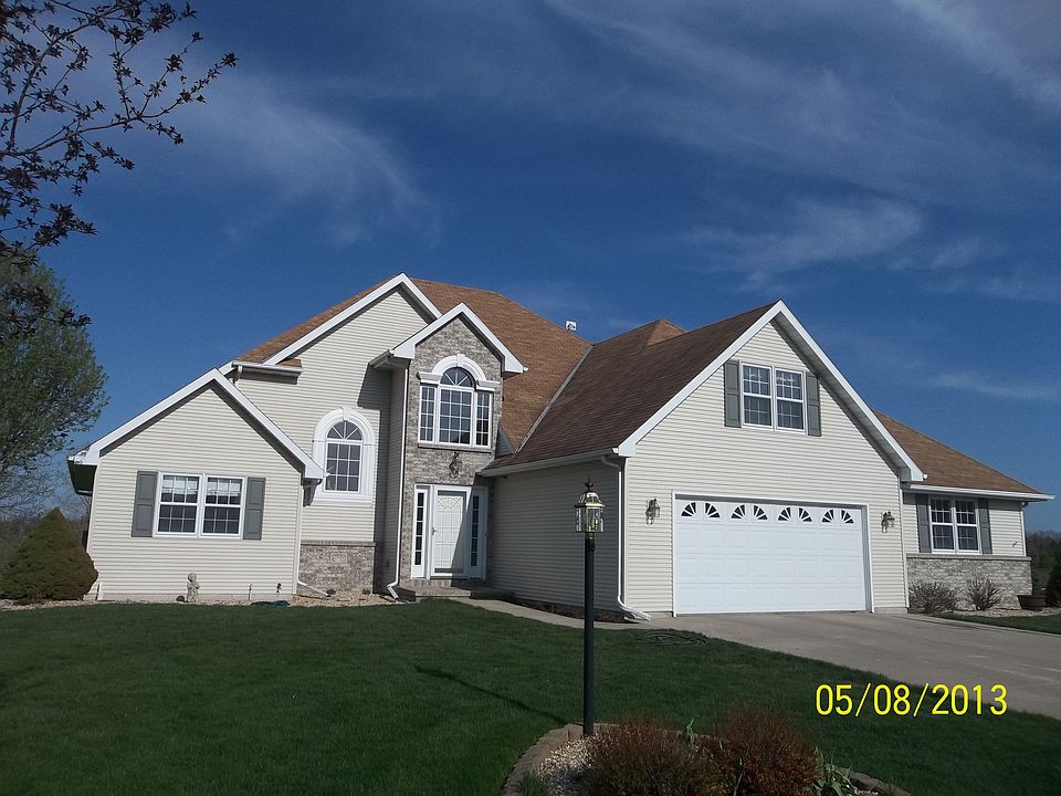 front view, this is a 3-stall garage : )