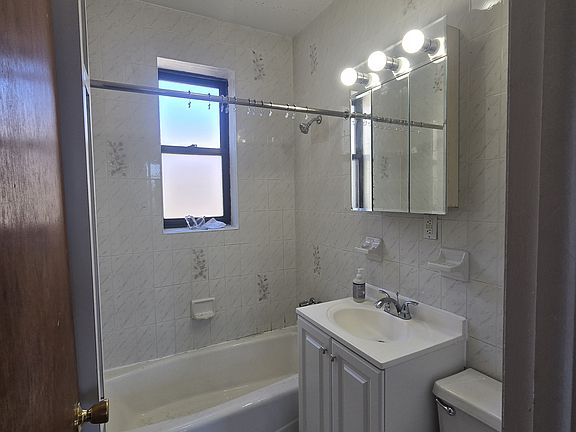 4th image of 3069 34th St APT 4E