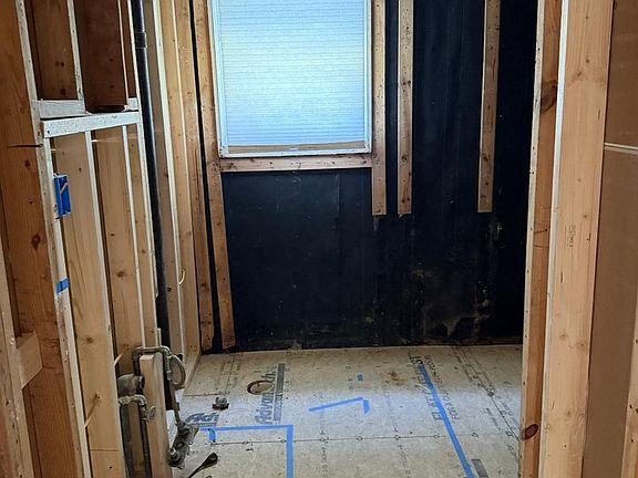 3rd image of 409 Railroad Ave