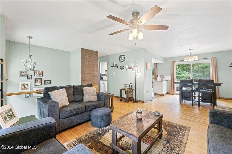 4th image of 35 Acorn Avenue