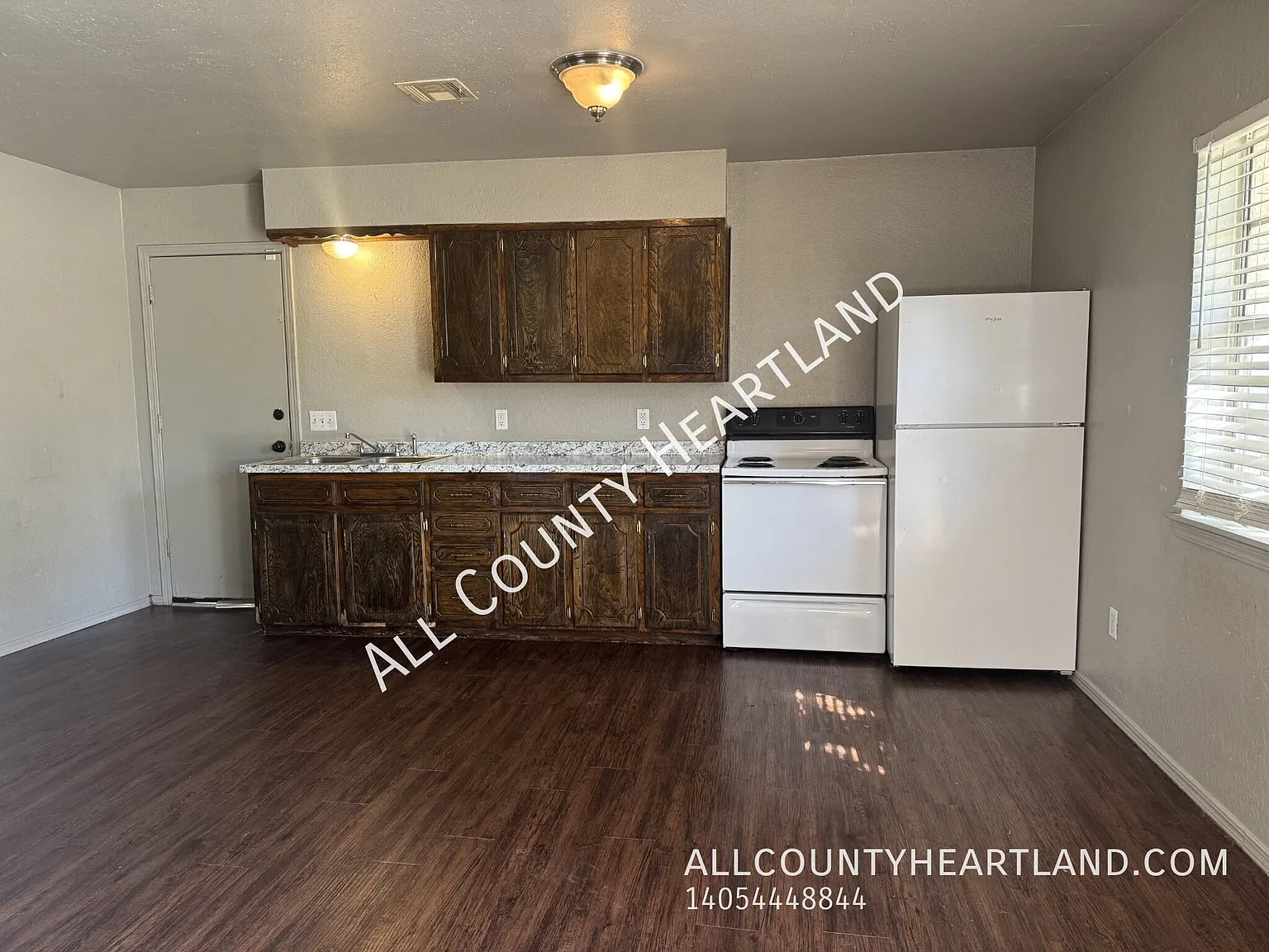 Charming 2-Bedroom Duplex in El Reno with FREE Onsite Laundry! — Photo 2