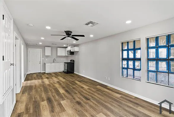 3127 Magnolia St — Photo 3