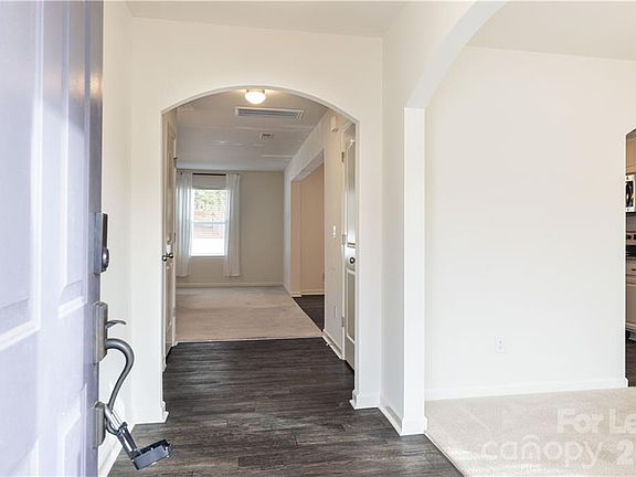 5th image of 824 Yorkshire Dr