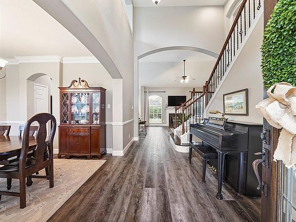 You feel the spaciousness as soon as you walk into the oversized foyer. There is even space for a piano or large piece of furniture.