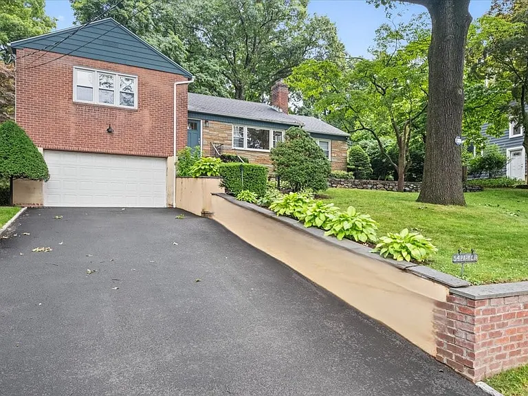 54 Park Cir — Photo 2