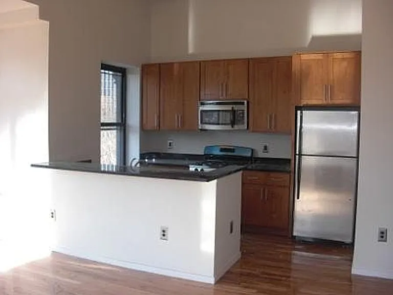 402 Broad St — Photo 6