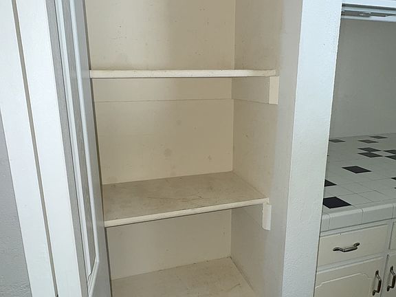 5th image of 220 Hiawatha Ct E #220