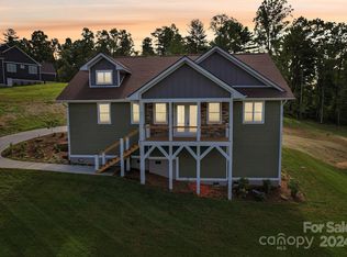 62 Maple Knoll Dr, Hendersonville, NC 28792