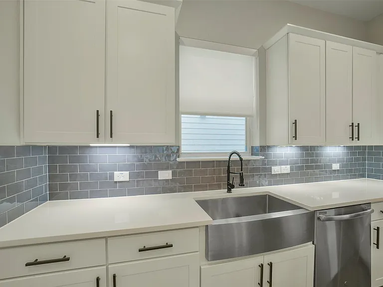 760 W Donovan St — Photo 11