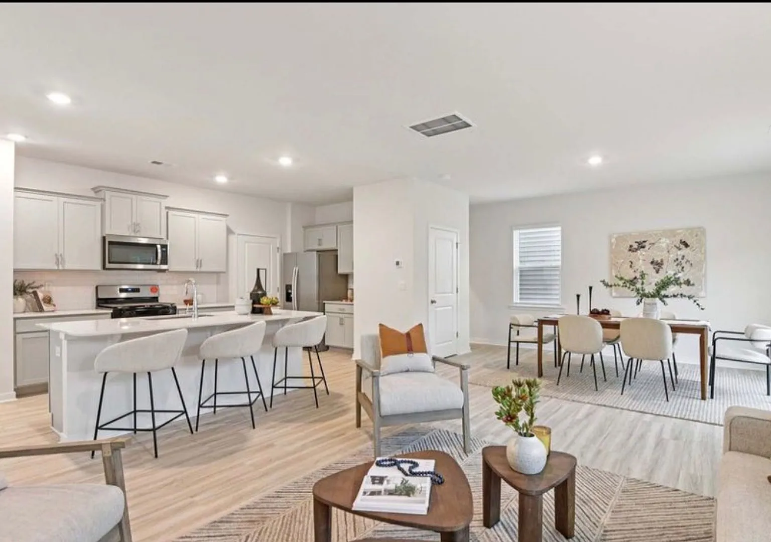 Brand New Spacious Floorplan — Photo 4