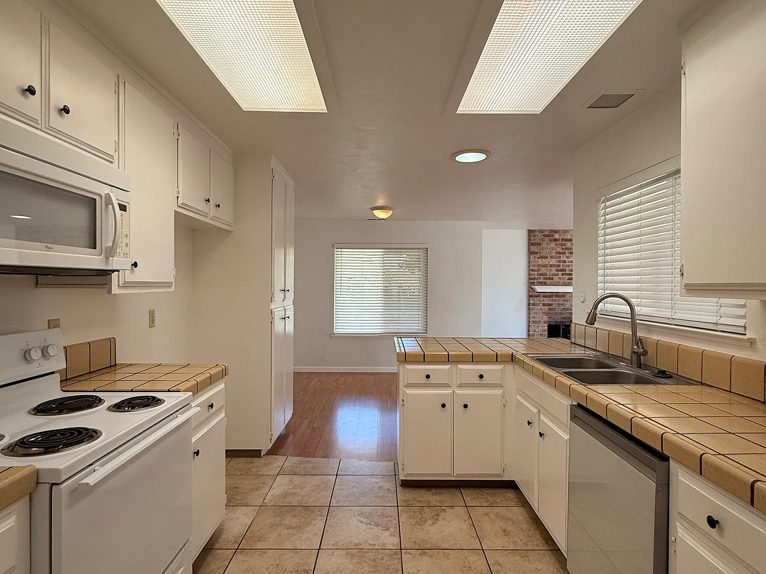 3 bed, 1692 sqft, $2,895 — Photo 3