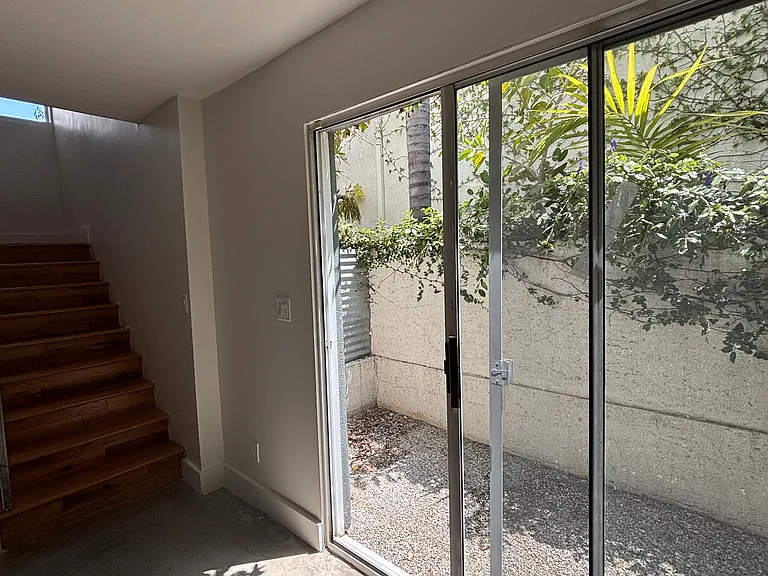 843 Robinson St — Photo 10
