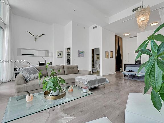 3rd image of 1900 N Bayshore Dr APT 508