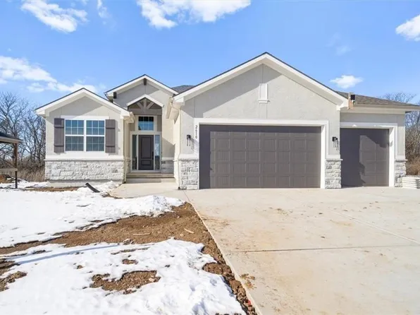 2611 SW Firefly Ln, Lees Summit, MO 64082