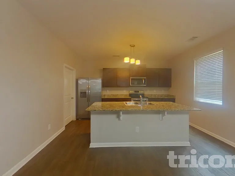 1008 Eldon Ln — Photo 4