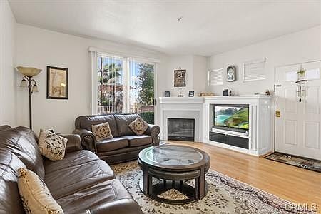 4th image of 17 Coronado Cay Ln