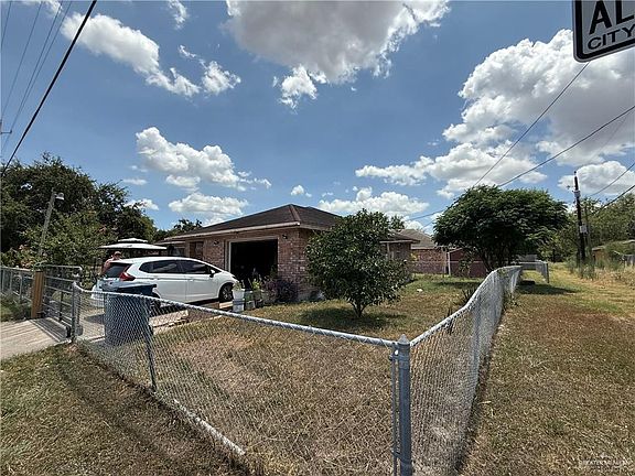 4th image of 400 Peacock Dr