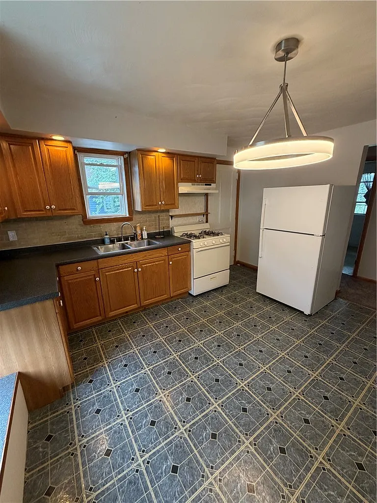 3 bed, 1.5 bath, 2456 sqft, $1,500 — Photo 2
