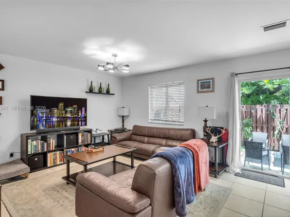 212 NE 3rd St APT 10, Hallandale Beach, FL 33009