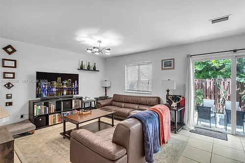 212 NE 3rd St #10 Photo 1