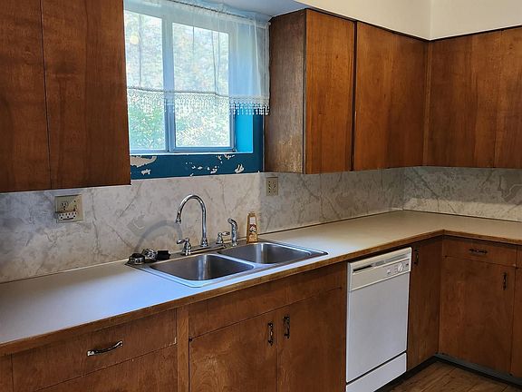 3rd image of 603 W A St