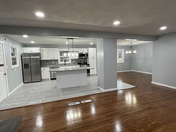 3rd image of 21 Harts Hill Pkwy