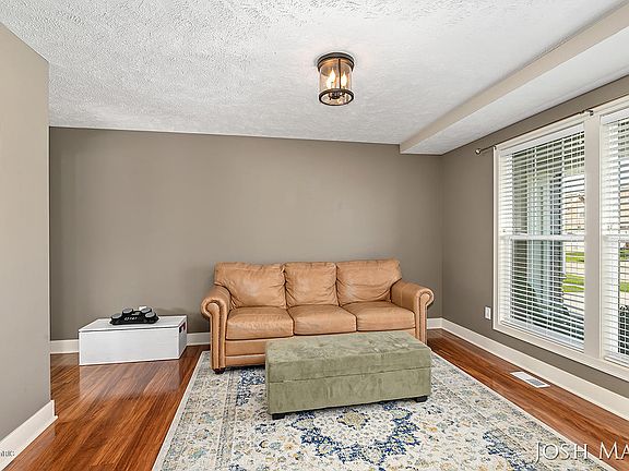 3rd image of 8546 Twin Lakes Dr