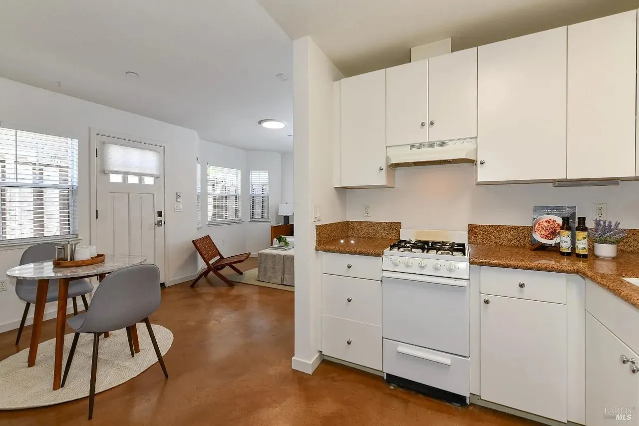 Studio, 420 sqft, $1,900 — Photo 4