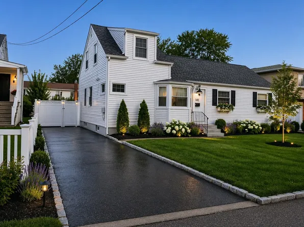 10 McKinley Ave #B, Lindenhurst, NY 11757