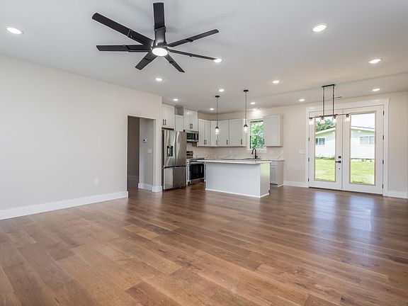4th image of 209 Meadowlake Dr